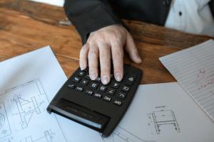 Iemand die zijn belastingaangifte aan het invullen is voor een tweede woning in Spanje.