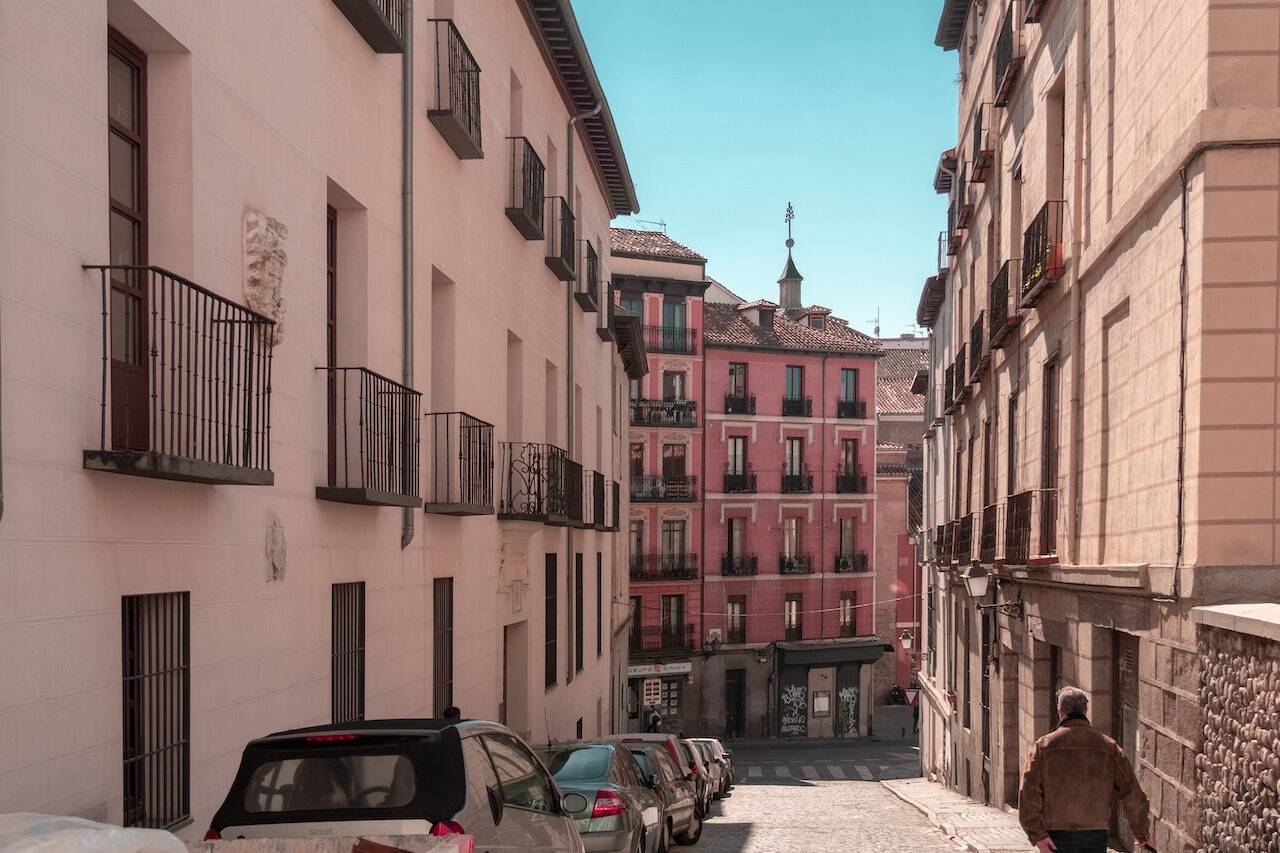Spaanse straat met Appartementen