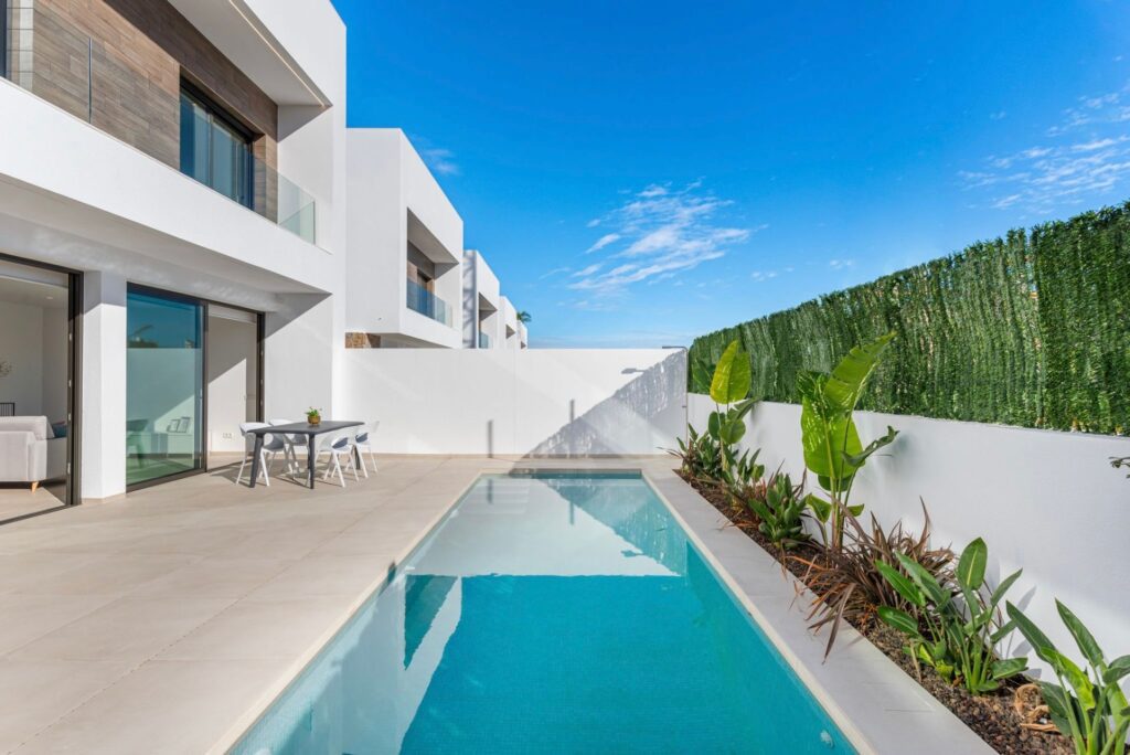Ben je eigenaar van de grond in Spanje over huis met zwembad?