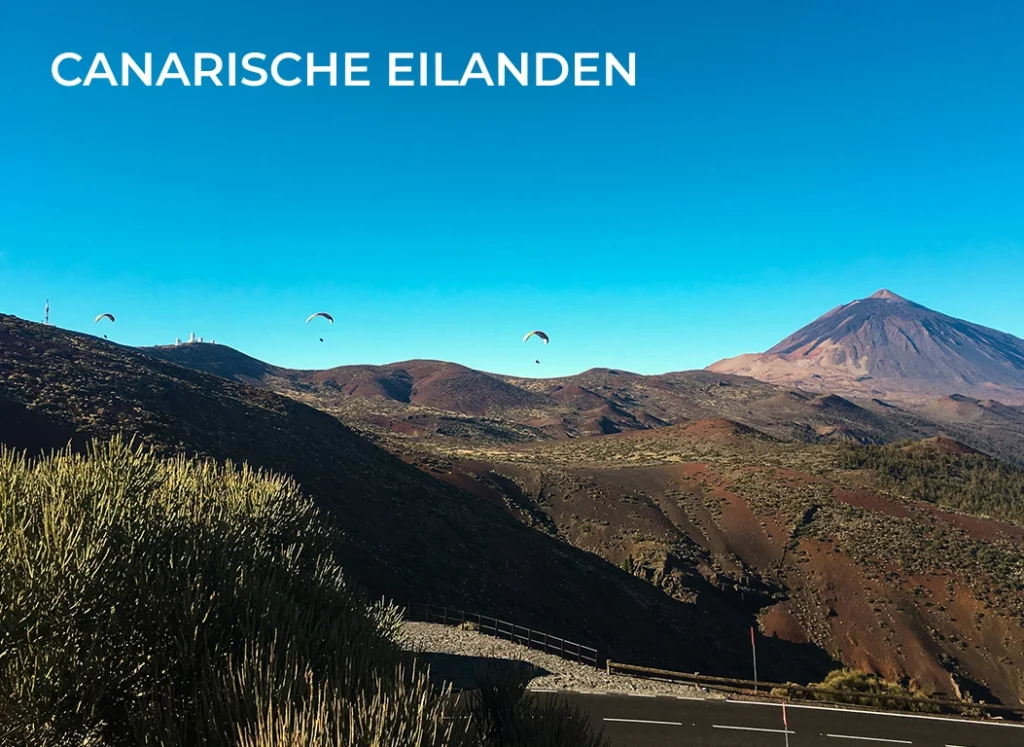 Huizen aan de kust op de Canarische eilanden