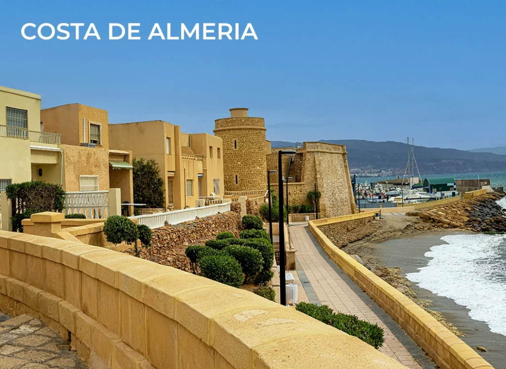 Huizen aan de kust aan de Costa de Almeria