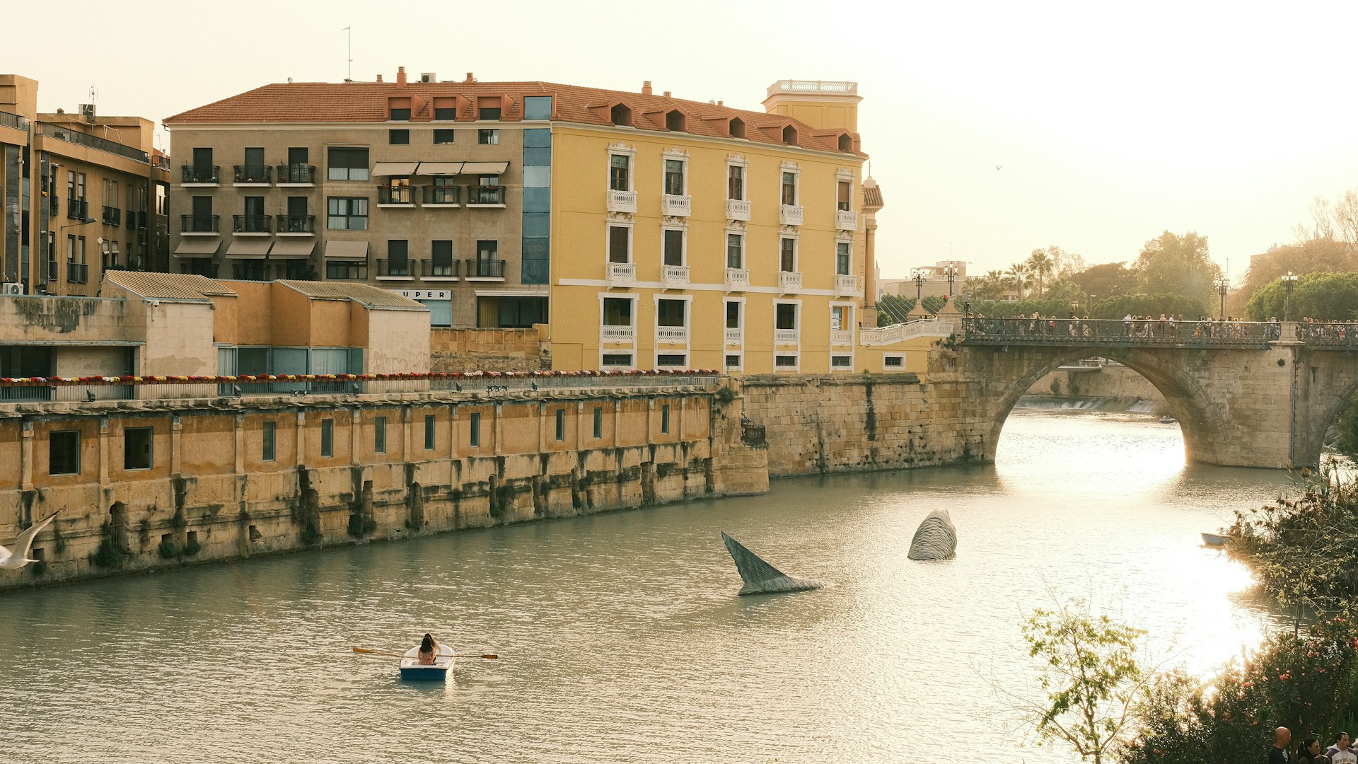 Huizen te koop in Spanje 27 Uitzicht op de rivier en historische brug in Murcia, Spanje – populaire locatie voor mensen die een huis willen kopen; ontdek hier de aankoopkosten en belastingen in Murcia.