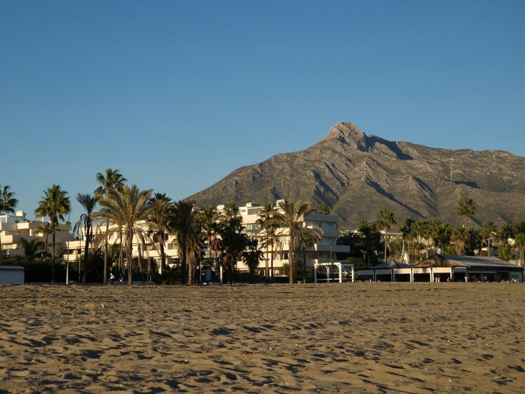 Waarom deze winter het moment is om een villa of appartement in Marbella te kopen 2 Strand en luxe appartementen in Marbella met uitzicht op de bergen, ideaal voor villa- of appartement kopen in Marbella, Spanje.
